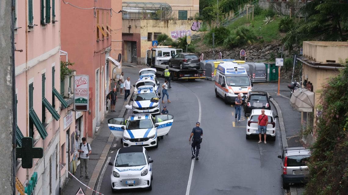 Park edilmiş bir araba tarafından ezilmiş ölü kadın, sahibi yol cinayetiyle araştırıldı