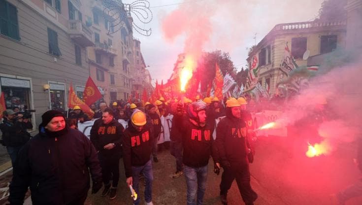 Ex Ilva, il corteo di tutti i metalmeccanici partito a Genova, Salis: “Doveroso essere qua”