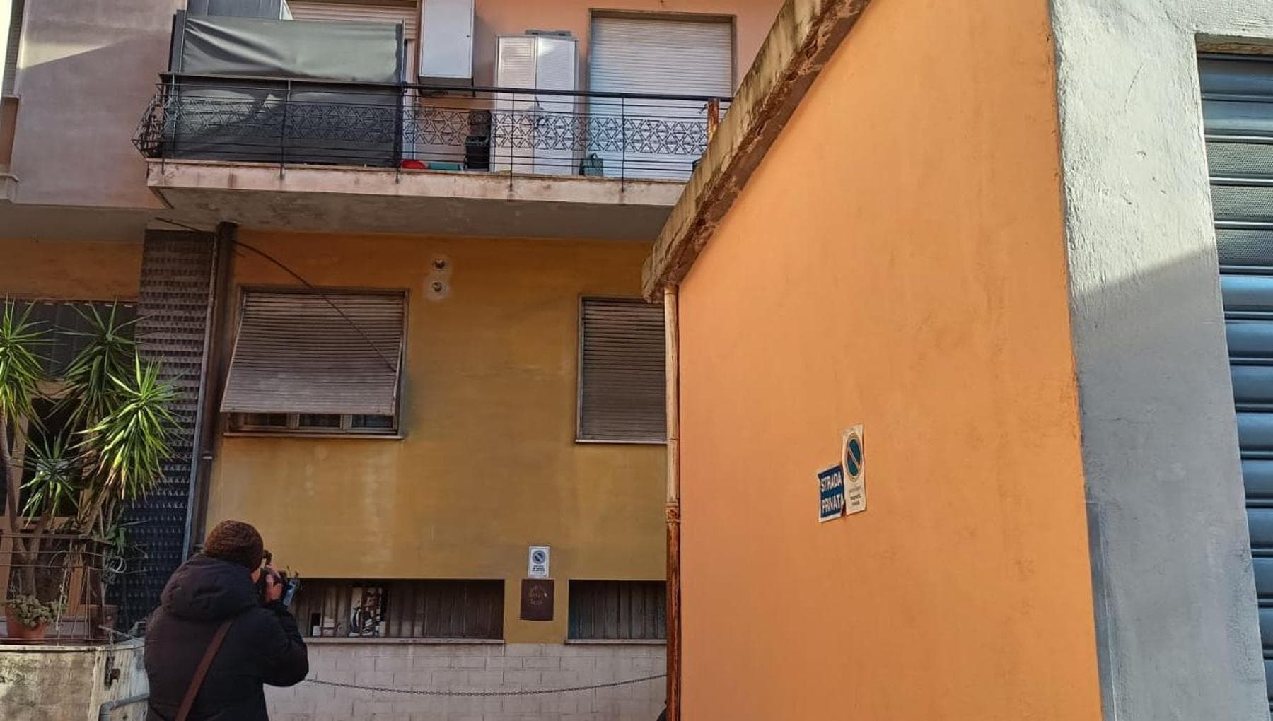 Kocası tarafından bıçaklanan Ventimiglia'lı kadın, kendini kurtarmak için balkondan attı. Adam durduruldu