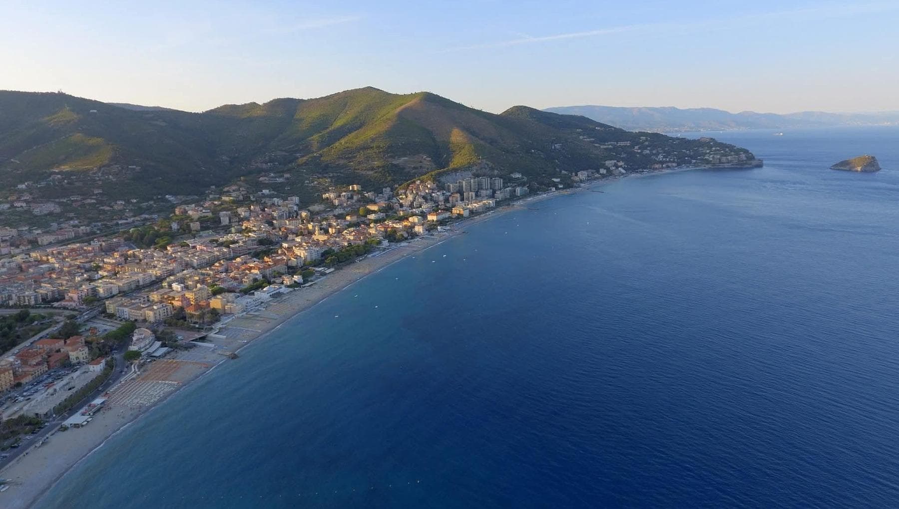 La battaglia del mare a Spotorno: il sindaco aumenta le spiagge libere, rivolta dei balneari