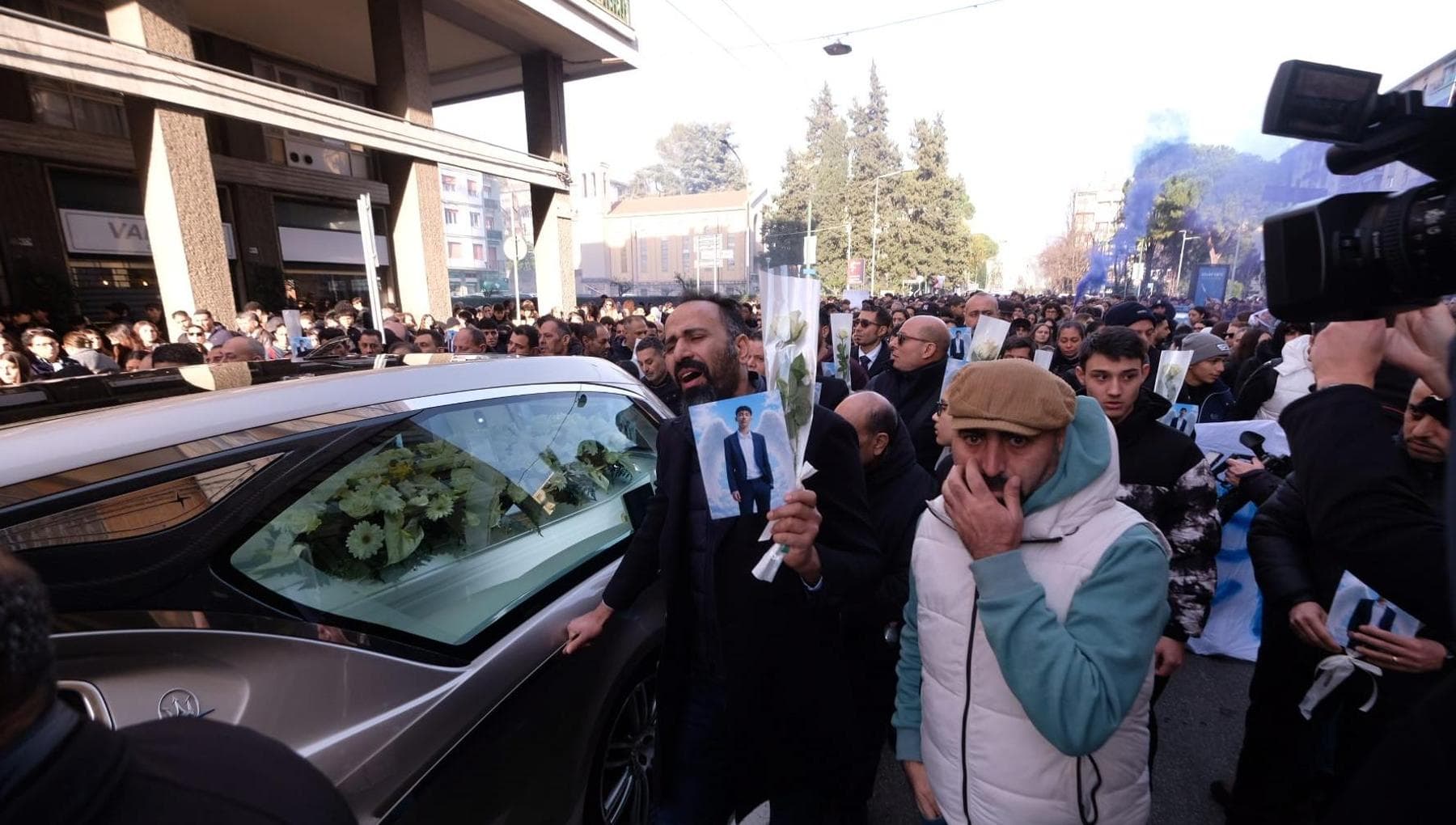 Spezia, i funerali di Aba, il 18enne ucciso a scuola da un compagno: tantissimi ragazzi in corteo