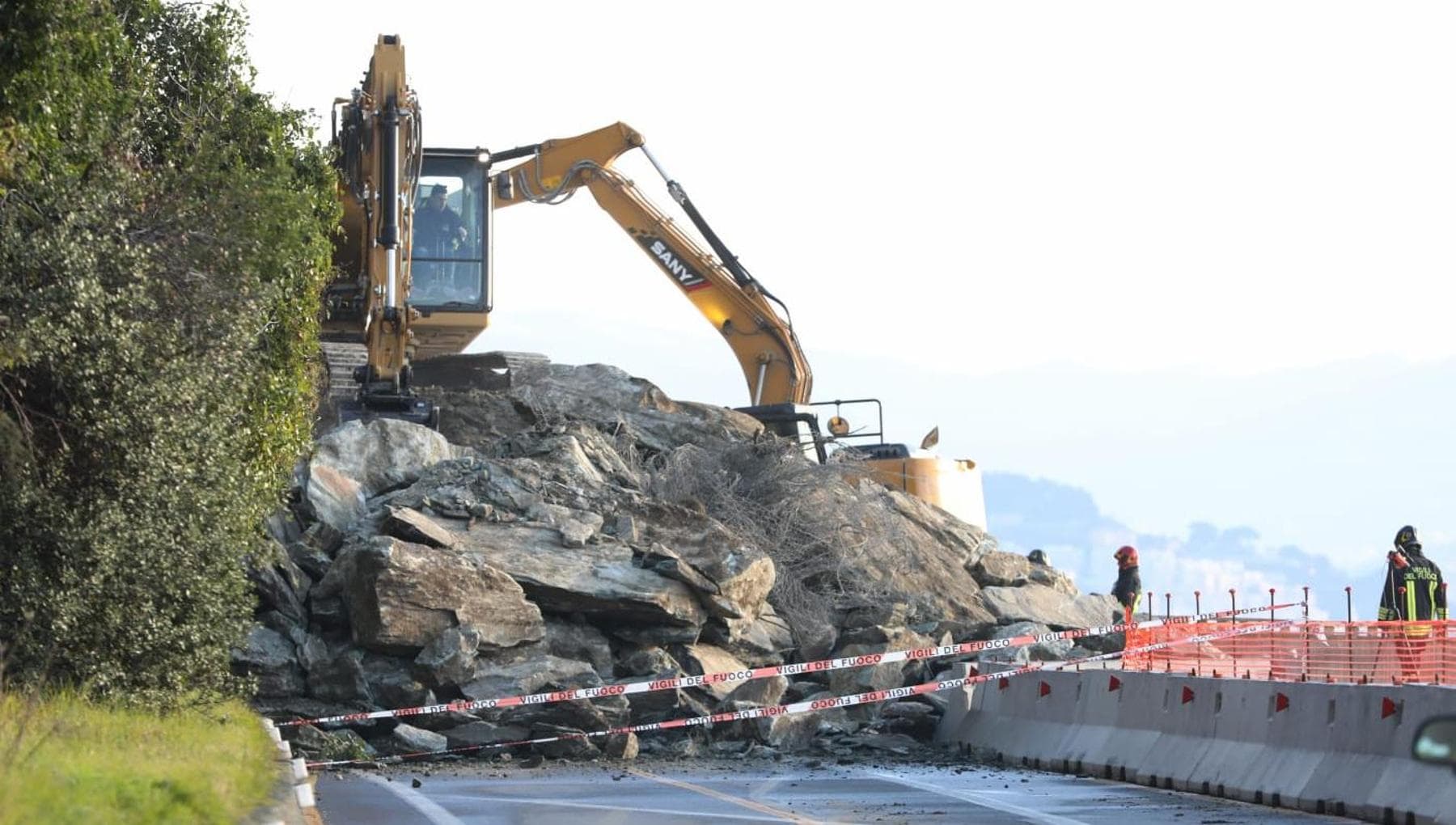 Frana di Arenzano, il fronte inaspettato. L’Aurelia rimane chiusa, pendolari in A10 e sui treni