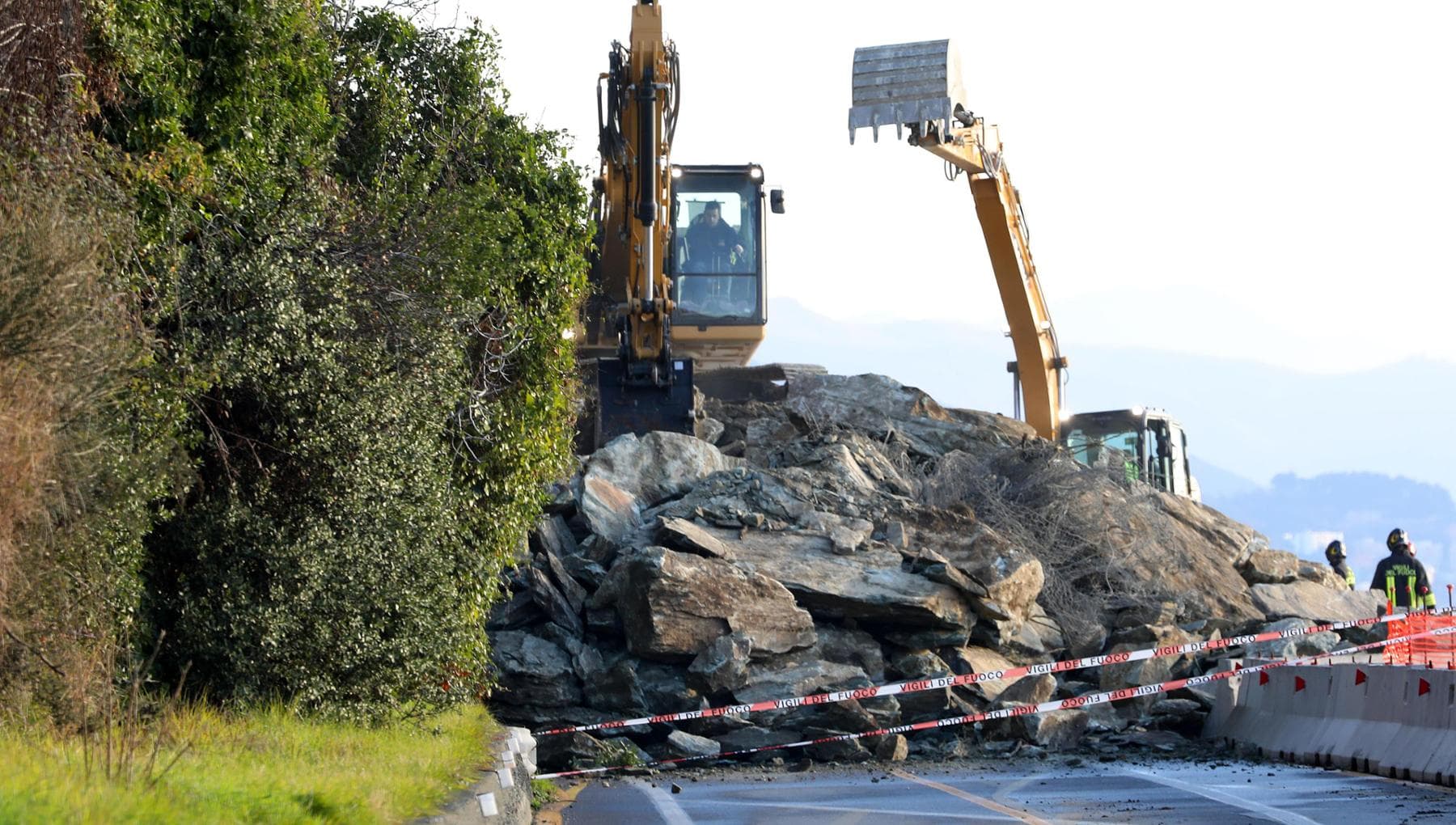 Frana sull’Aurelia in Liguria, traffico deviato in autostrada. I sindaci: “Togliete il pedaggio”