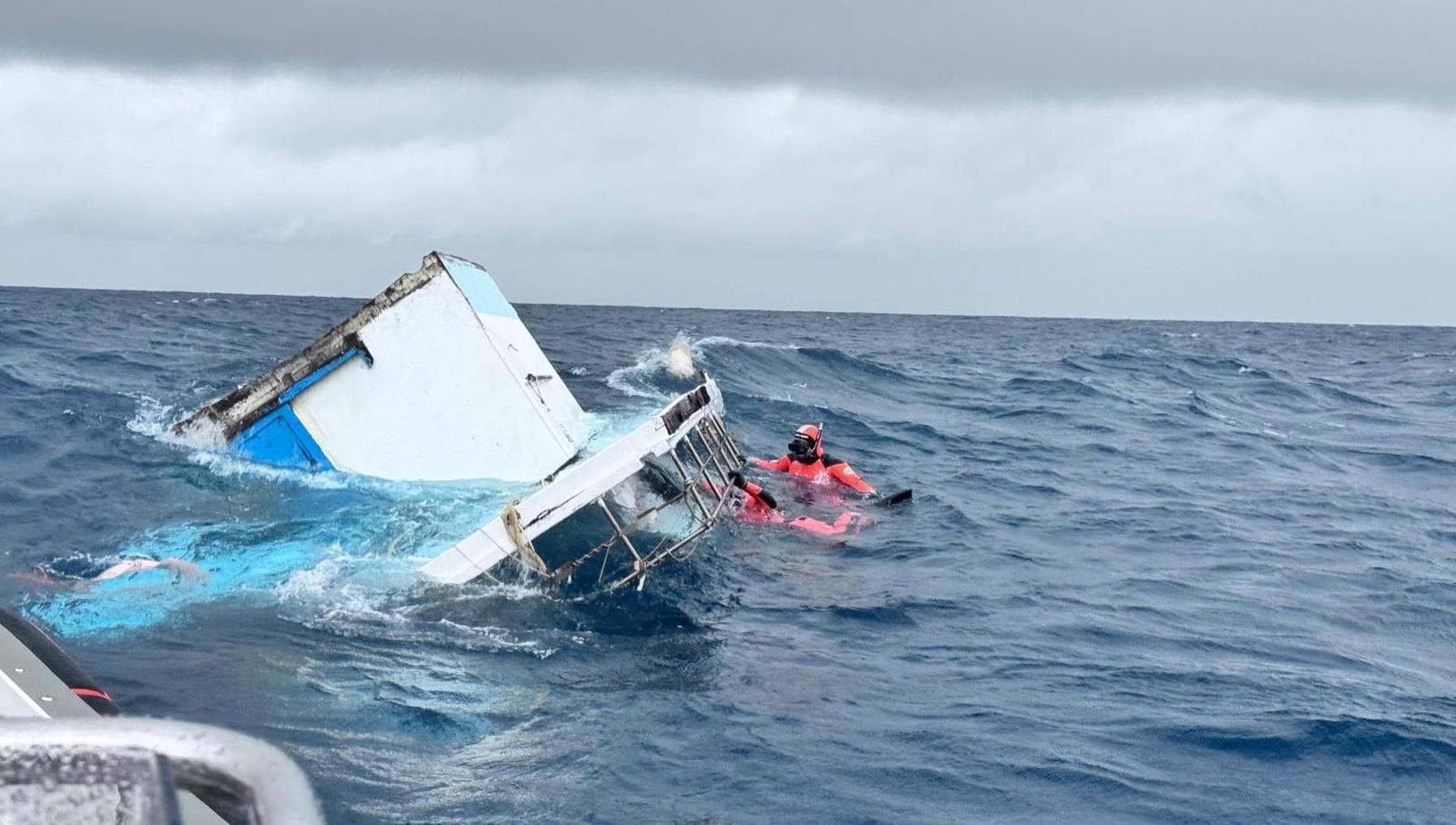 Affonda un peschereccio a largo di Portofino: salvo un marinaio, si cerca un disperso