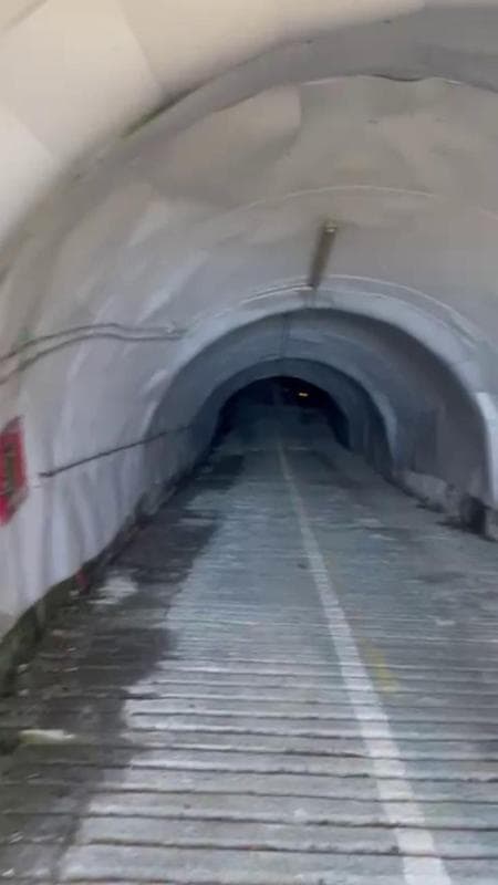 Yeraltı Cenova, Caffaro'daki çöküşün ardından, artık otopark olarak kullanılan eski uçaksavar tüneline yolculuk