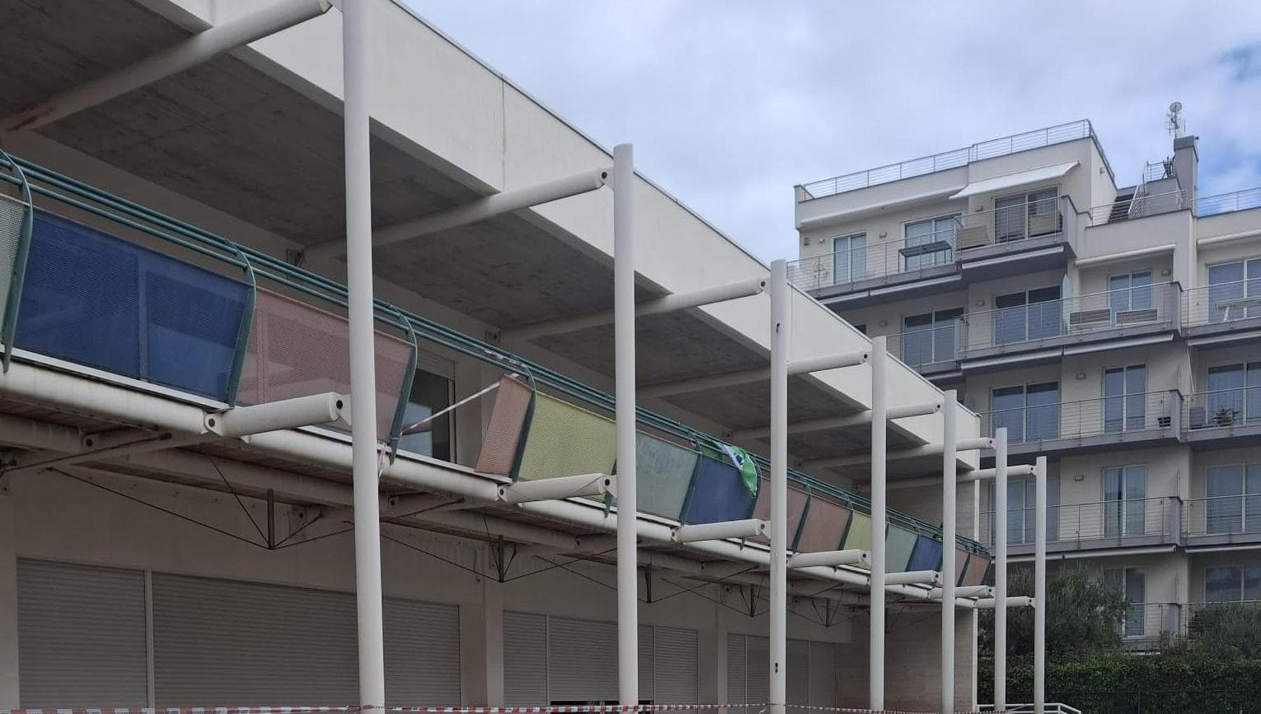 Cede terrazzo della scuola elementare, bambino precipita per 4 metri. Il sindaco: “Edificio nuovo”