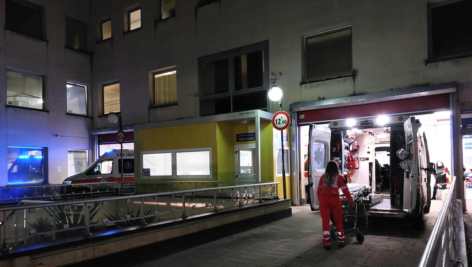 Tredicenne accoltellato sul bus a Genova, l’autista: “Le urla, poi il ragazzino a terra nel sangue”