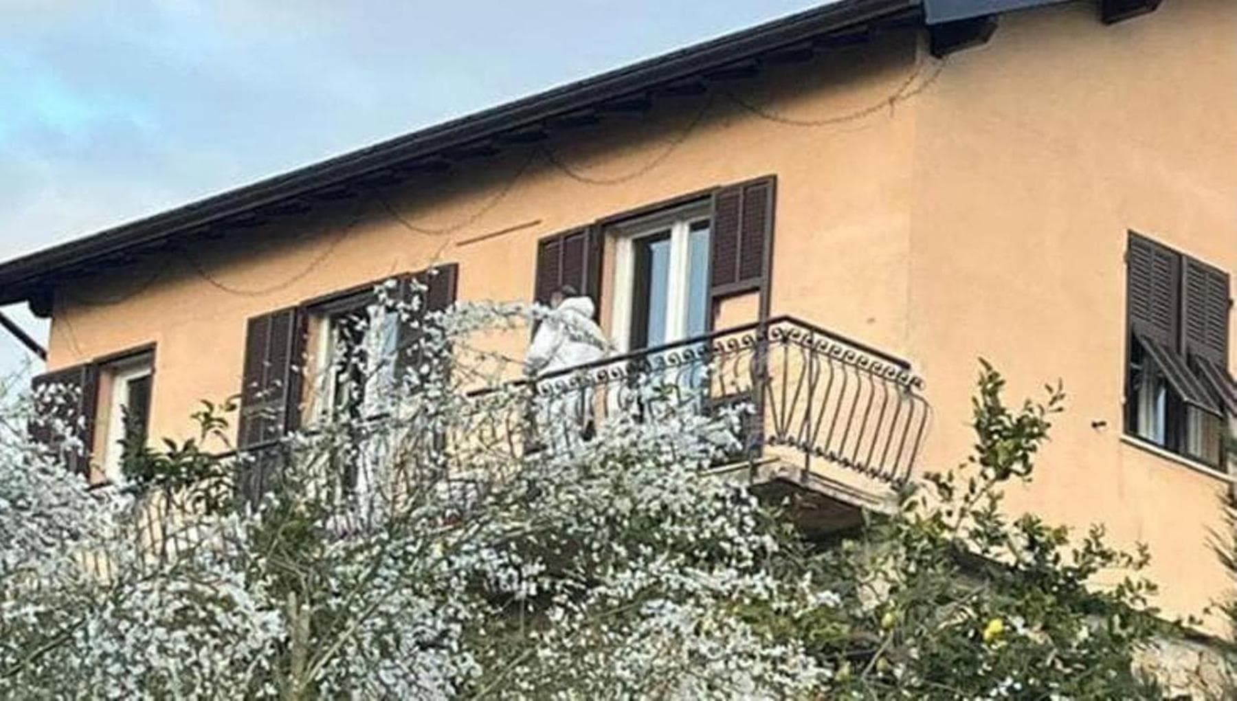 Bordighera'da çocuk öldü, büyükbaba annesinin partneri tarafından bildirildi: “Silahla tehdit”