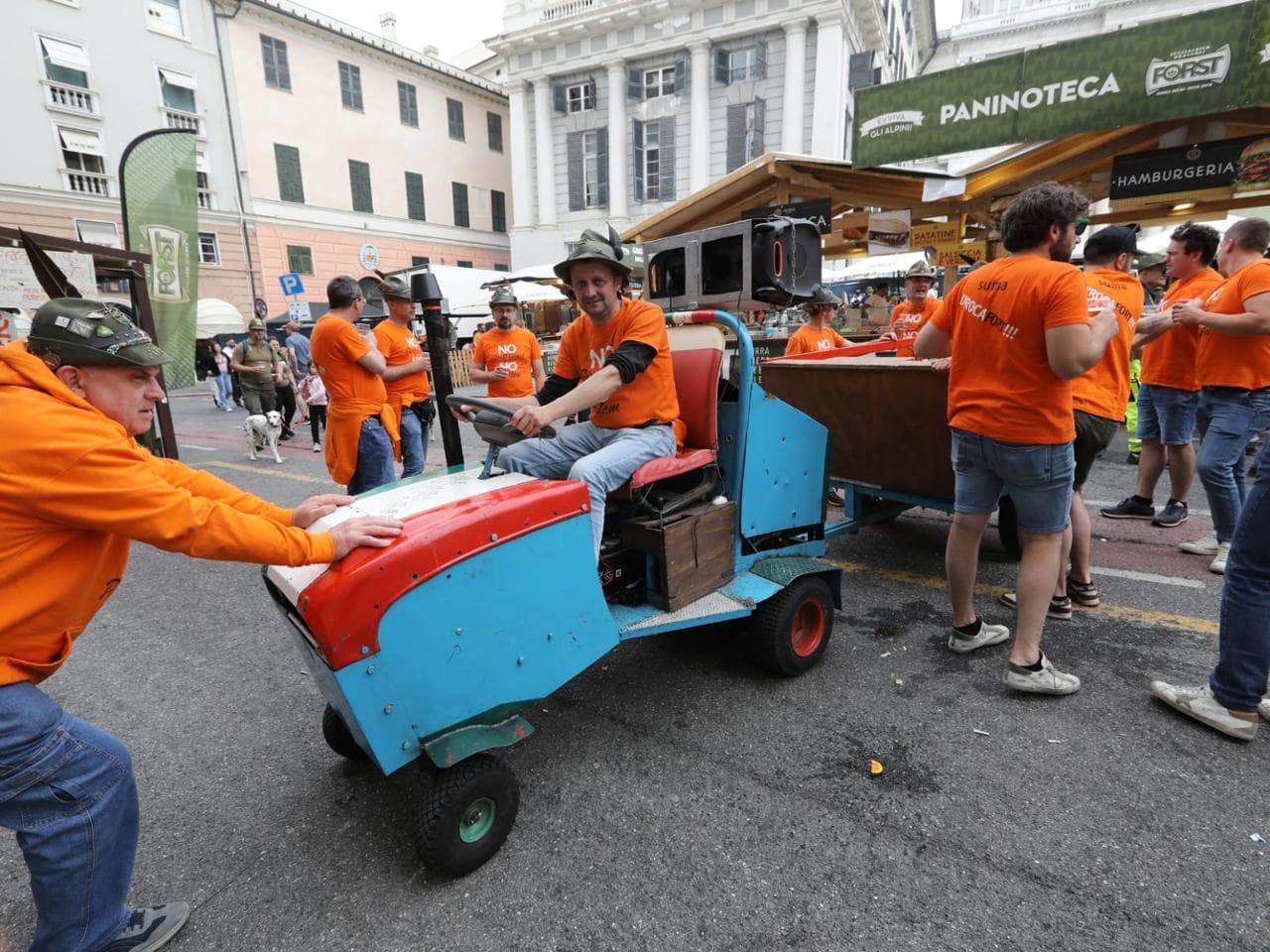 La sindaca Salis tra le 2300 brandine della Fiera e la città ...