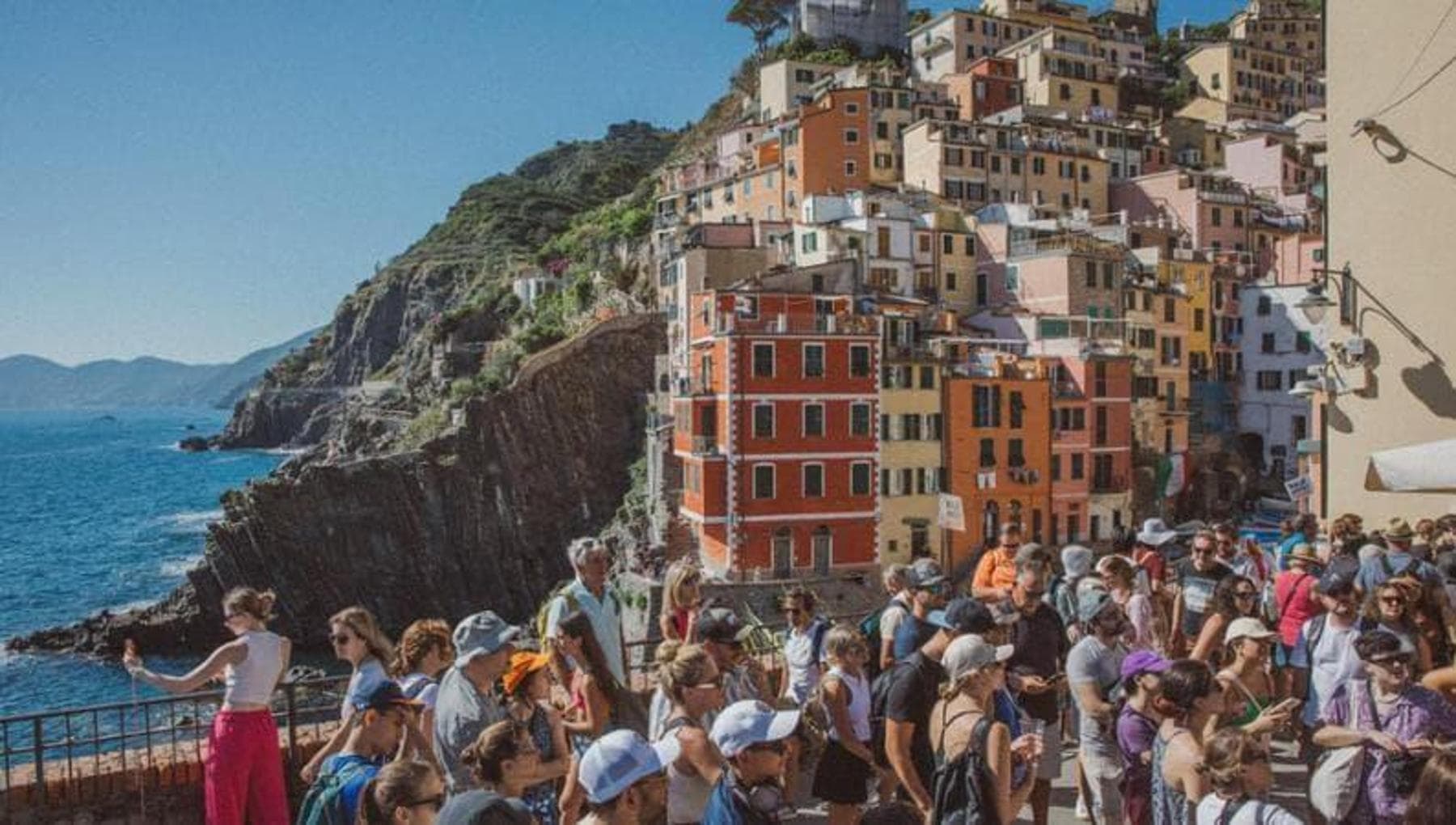 Cinque Terre, obbligo di auricolari per i gruppi di turisti