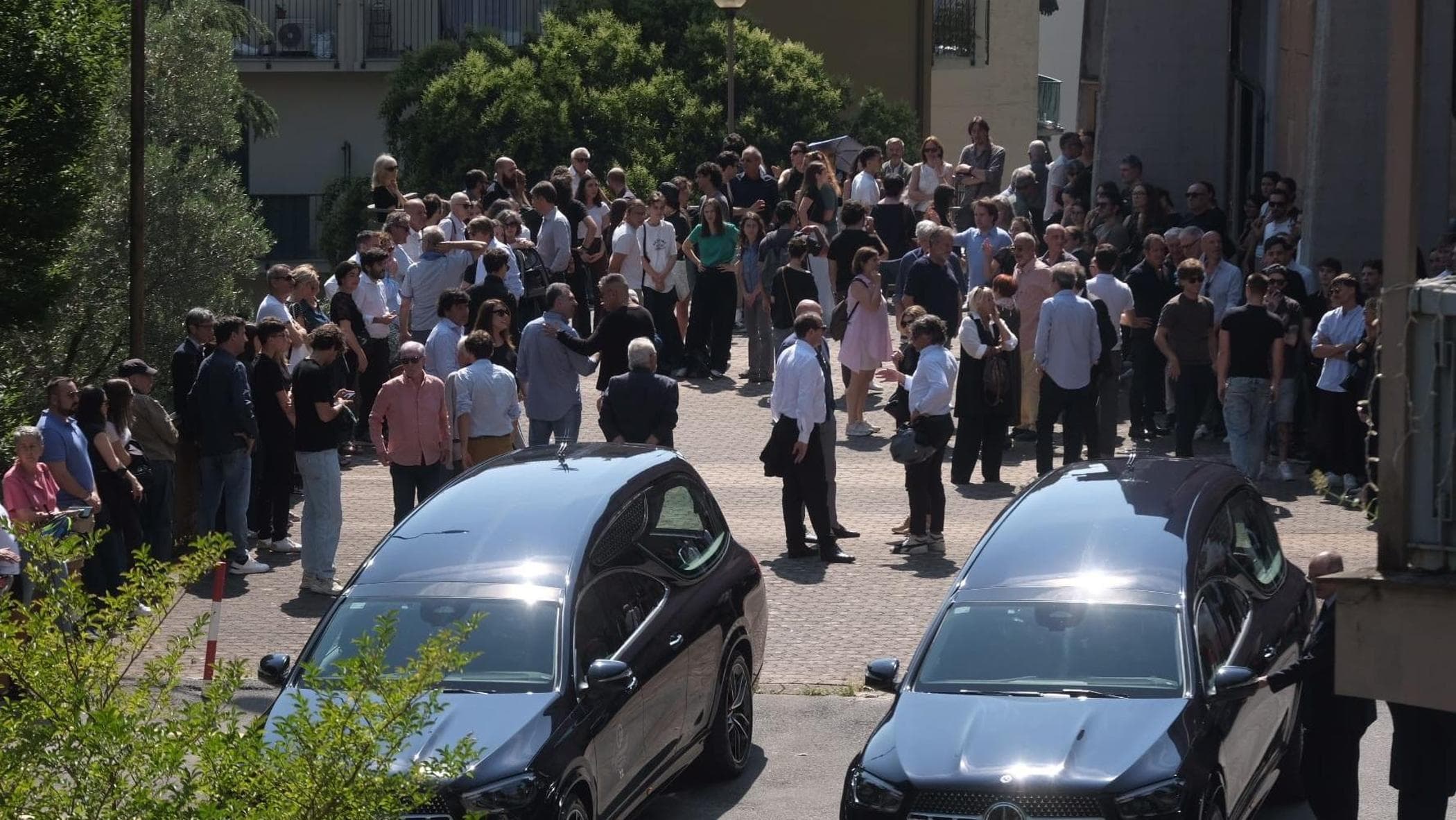 Tragedia Maldive, folla in chiesa per i funerali di Monica Montefalcone e Giorgia Sommacal