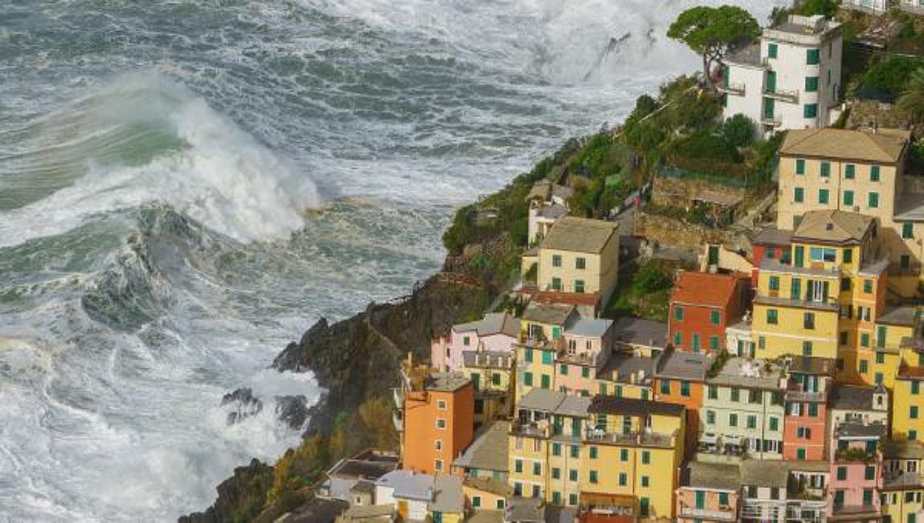 La sfida delle Cinque Terre per salvare dal mare i borghi a 