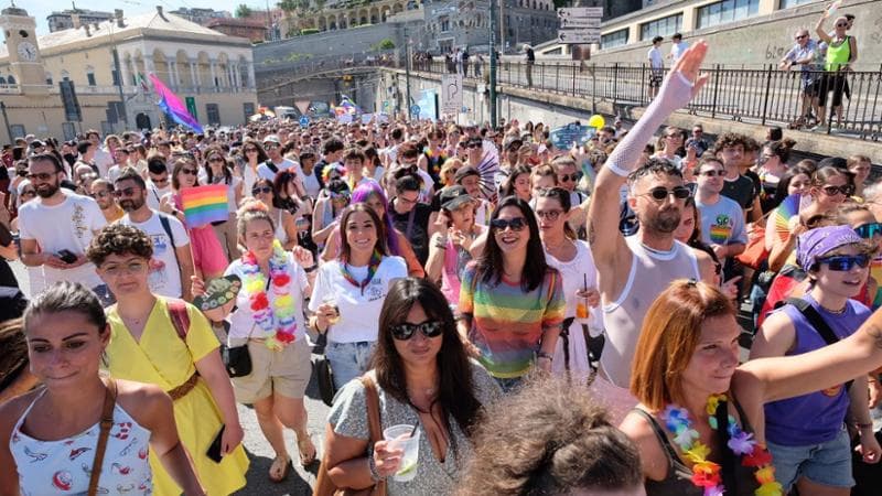 Partito il corteo del Liguria Pride. Salis contro Vannacci: “Il suo è un mondo che non vogliamo”