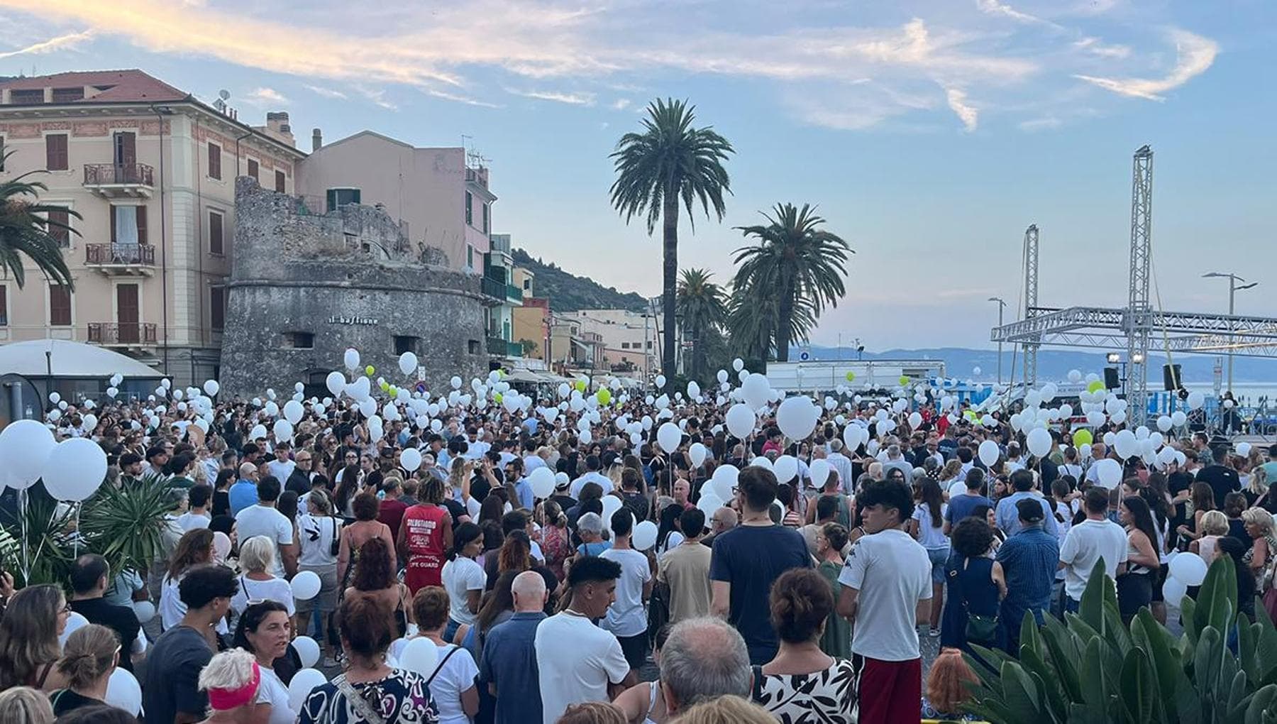 Ceriale, Sofya için meydanda bin kişi: beyaz balonlar ve telefonlar kapalı