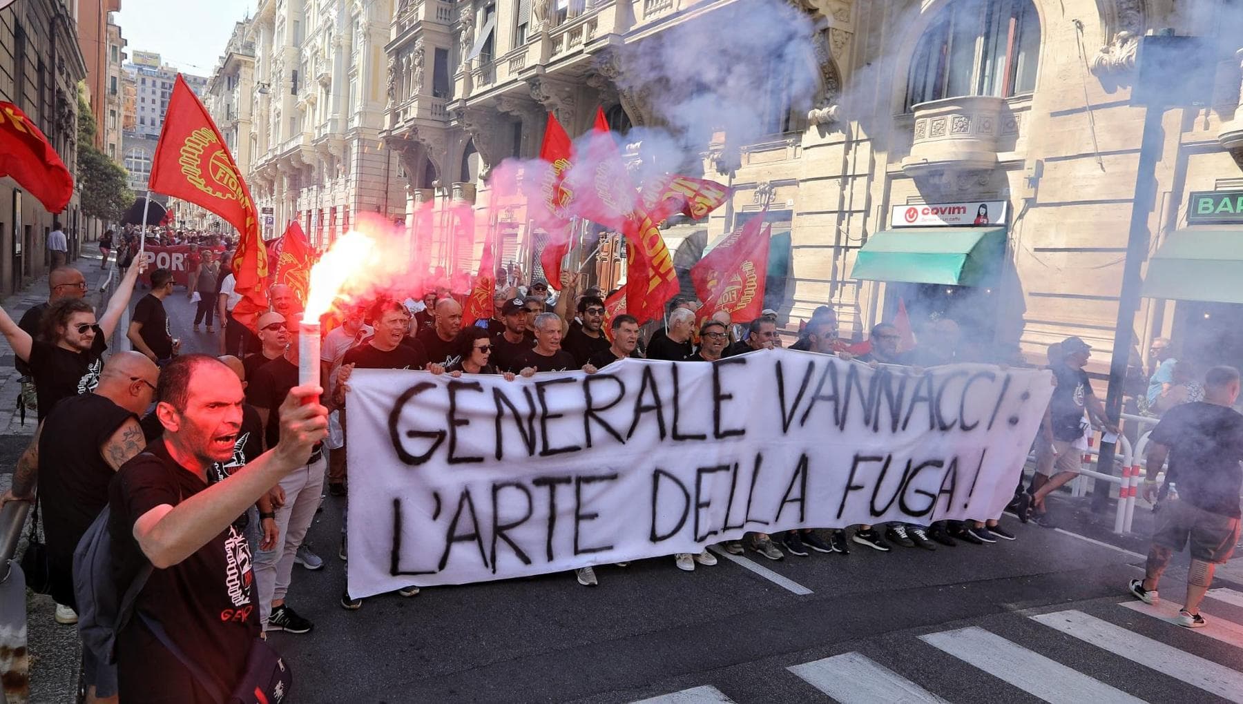 Genova, corteo in centro e Albaro blindata per l’arrivo di Vannacci, Bizzarri: “Sorridete di lui”
