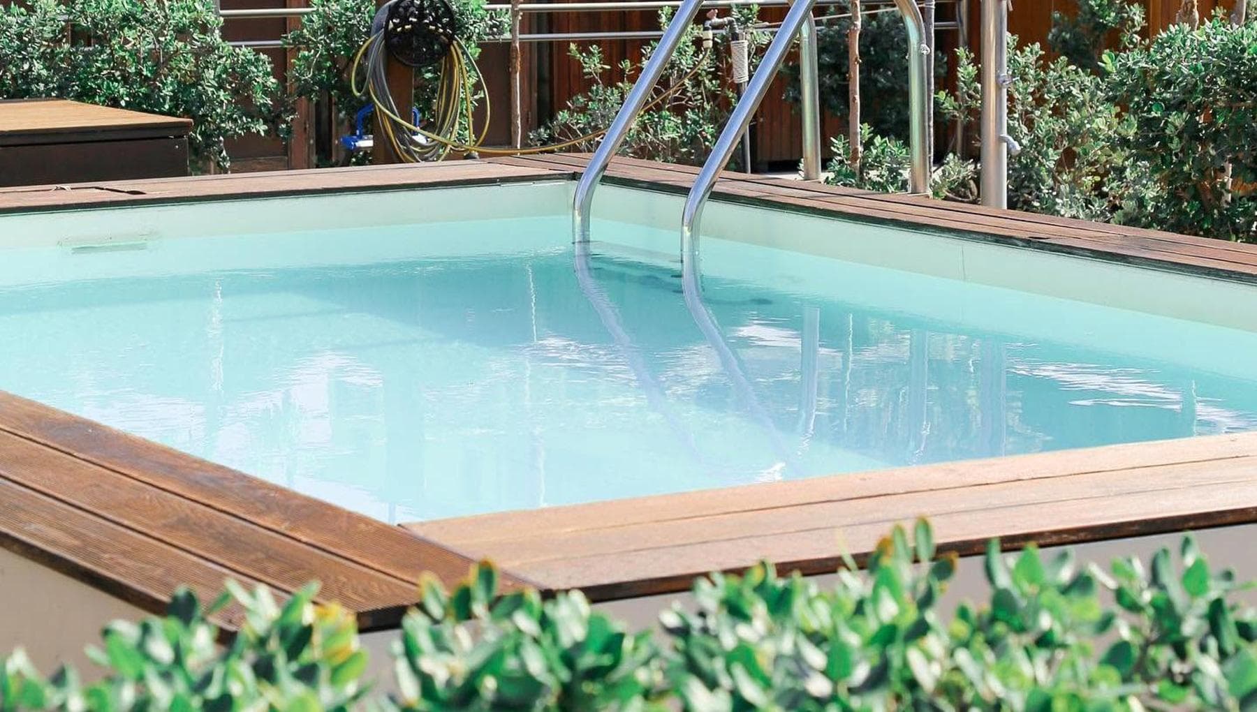 I capelli intrappolati nella bocchetta di aspirazione della piscina: gravissima una 13enne