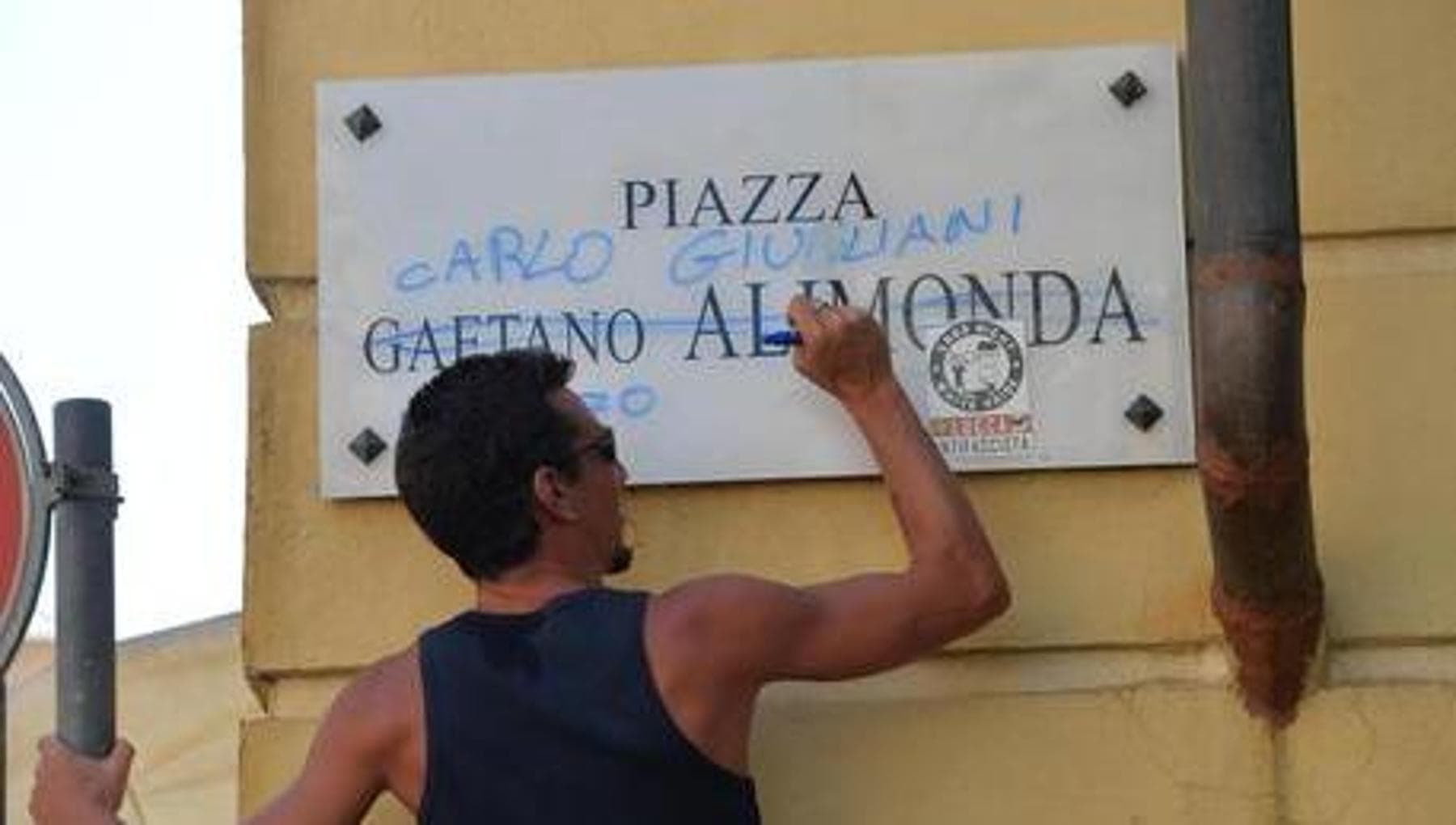 Elena Giuliani: “Da 25 anni sento che il mio Carlo vive, ma l’Italia ha rimosso il G8”