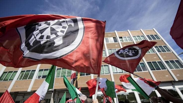 Diecimila firme a Genova contro CasaPound, presidi in Comune e prefettura: “Chiudete la sede”