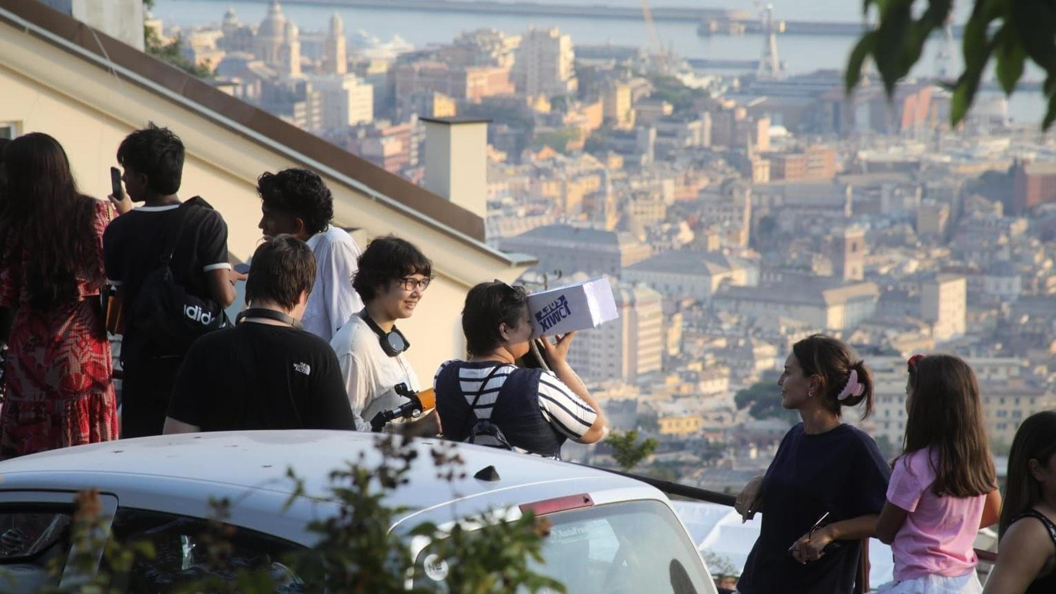 Occhialini, ventagli e radiografie, a Genova tutti pazzi per l’eclisse di sole
