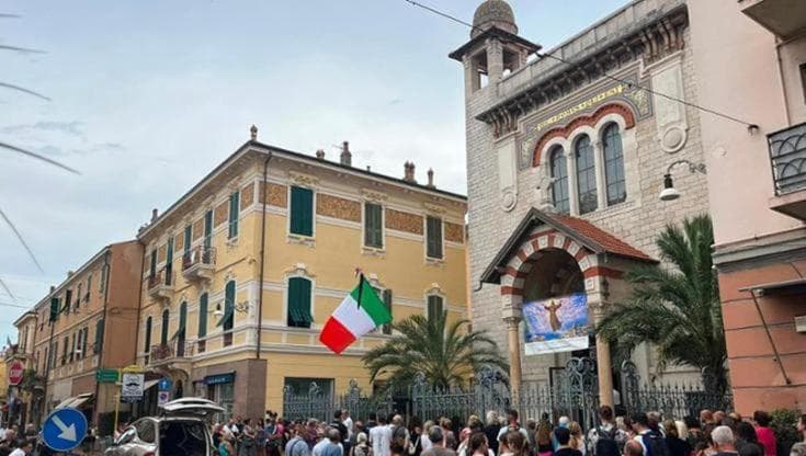 Anteprima: Fiori bianchi senza nome e l’Ave Maria di Schubert sulla tomba della piccola Beatrice a B…