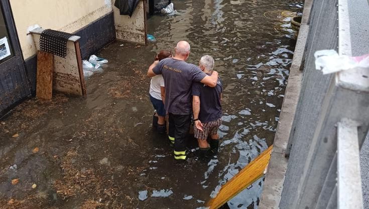 Anteprima: Temporali in Liguria, treno colpito da un fulmine e allagamenti nel Tigullio. Portofino i…