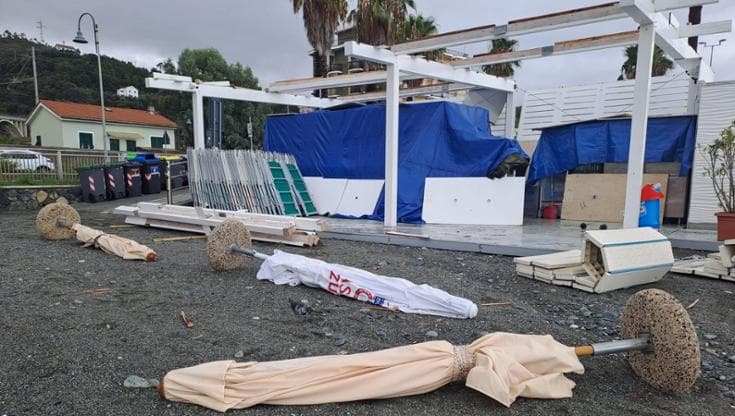 Anteprima: Black-out e trombe d’aria a Genova e Tigullio, danni agli stabilimenti balneari, frana a…