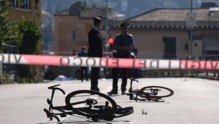 Auto travolge ciclisti sull’Aurelia, due morti a Bogliasco: “Un inferno”
