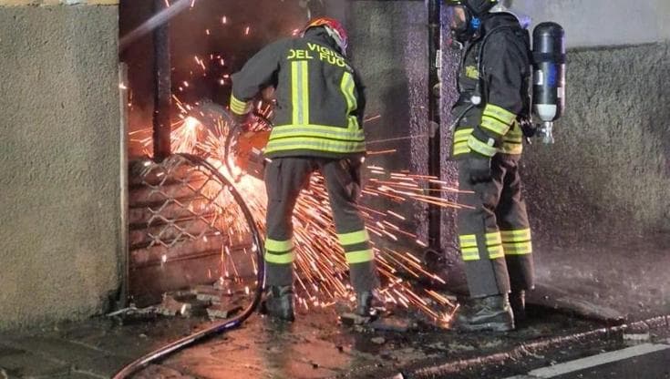 Incendiata la sede di Casapound a Spezia. Il movimento neofascista: “Attentato terroristico”