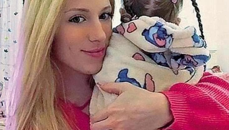 “Sposami di nuovo o vai in prigione e riprendo la bimba”: il ricatto dell’ex marito a Nessy Guerra