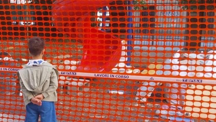 “Scuole aperte, ma sono cantieri e gli alunni diventano umarell”: la denuncia di Genova inclusiva