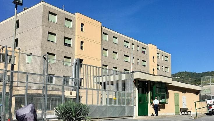 Sanremo, droga e cellulari in carcere, psicologa denunciata e 100 indagati, tra cui un agente