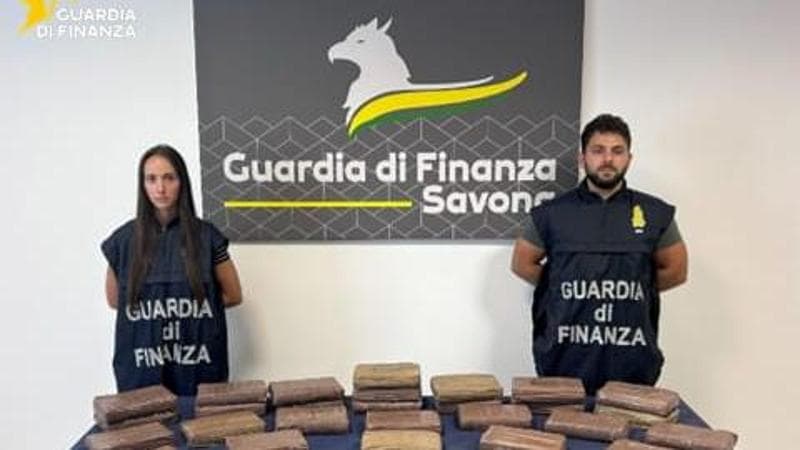 In autostrada con 34 chili di cocaina nel camper: arrestati due corrieri del metodo “a grappolo”