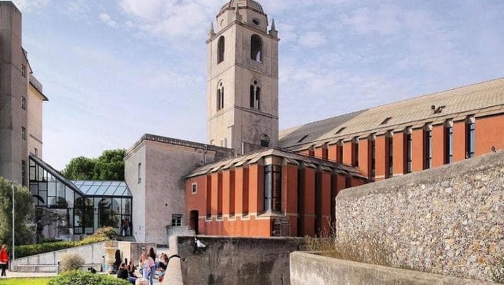 Spogliò con l’IA sei studentesse e postò le foto false sui social: prof di architettura licenziato