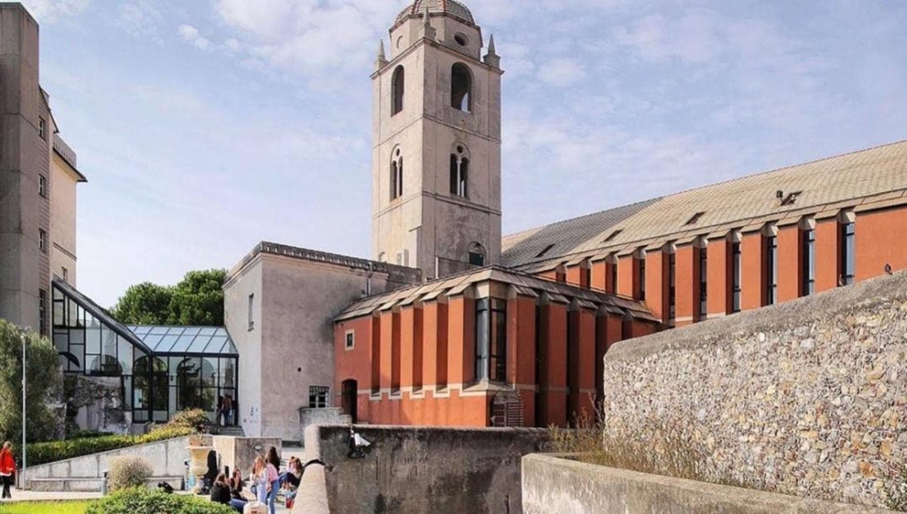 Spogliò con l’IA sei studentesse e postò le foto false sui social: prof di architettura licenziato