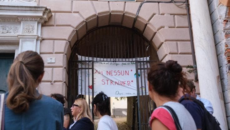 “Qui nessuno è straniero”: a Genova la polizia rimuove lo striscione contro il decreto Valditara