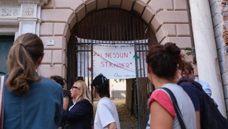 “Qui nessuno è straniero”: a Genova la polizia rimuove lo striscione contro il decreto Valditara