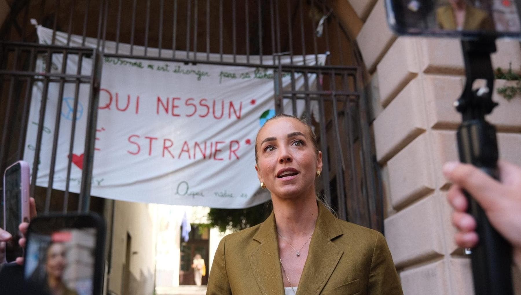 “Qui nessuno è straniero”: a Genova la polizia toglie lo striscione contro il decreto Valditara