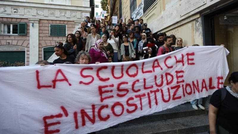 Striscione antirazzista alla Daneo, la protesta: “La scuola che esclude è incostituzionale”