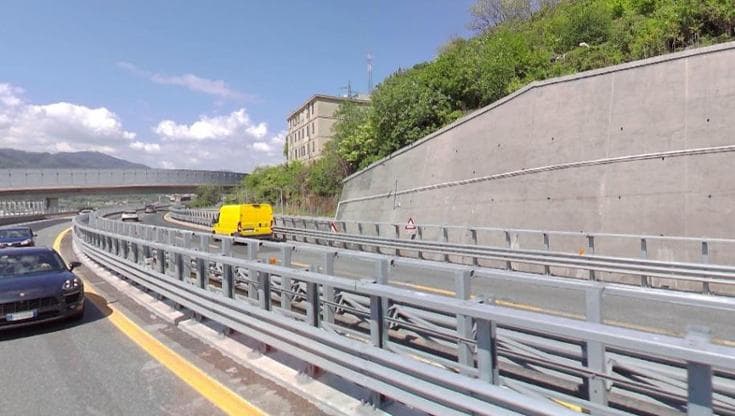 Incendio a cavi Tim vicino al ponte San Giorgio, migliaia di telefoni muti: si indaga per terrorismo