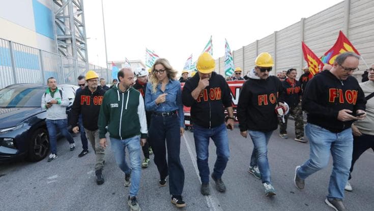 Ex Ilva, Genova in piazza contro lo stop agli impianti: Salis e Bucci in corteo con gli operai