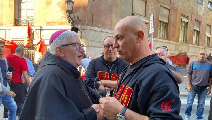 Ex Ilva, Piantedosi incontra gli operai, il vescovo Tasca in visita al presidio