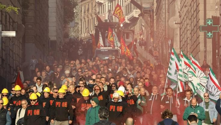 Ex Ilva, lavoratori in corteo con i mezzi: “Blocchi in città per tutto il giorno”