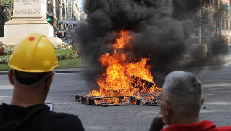 Ex Ilva, lavoratori in corteo con i mezzi: “Blocchi in città per tutto il giorno”