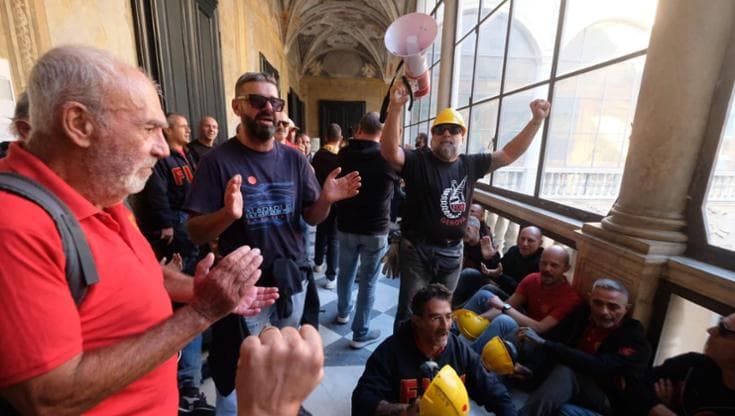 Ex Ilva, gli operai occupano la Prefettura a Genova: “Senza lavoro e risposte scritte, dormiamo qui”