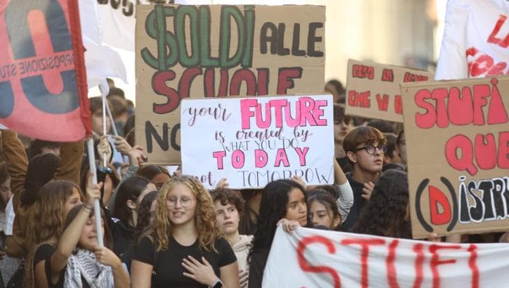Dopo le occupazioni, corteo degli studenti a Genova: “Soldi alla scuola, non alla guerra”