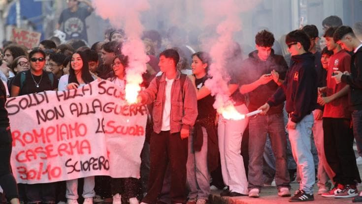 Un migliaio di studenti in corteo a Genova: “Soldi alla scuola, non alla guerra”