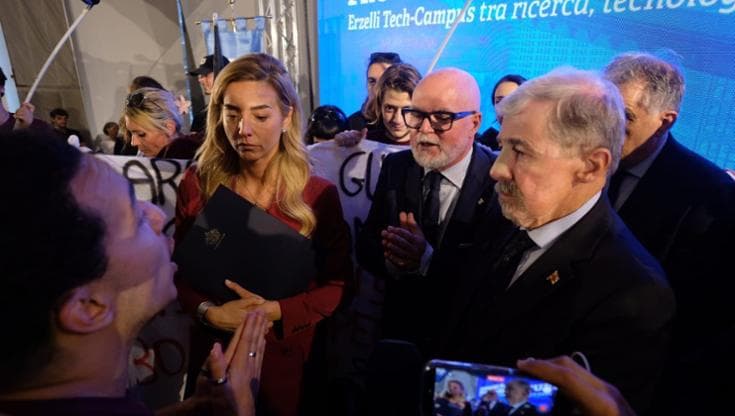 Gli studenti occupano il palco dell’aula magna. Salta il convegno con Bucci, Salis e Uccelli Video