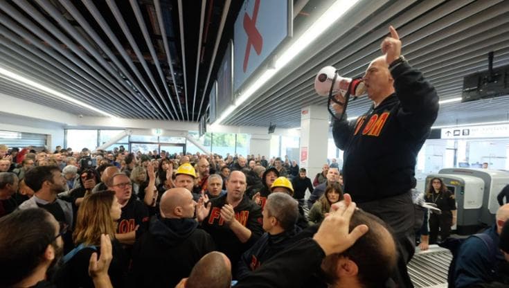 Ex Ilva, esplode la protesta. Gli operai: “L’aeroporto di Genova è occupato”