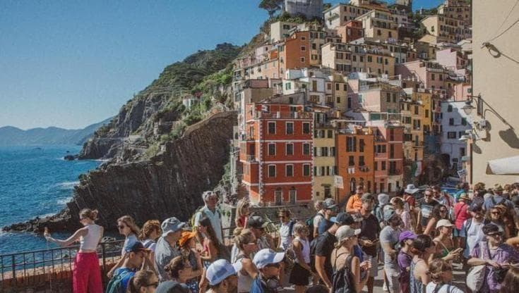 Cinque Terre, guide del Parco restituiscono i tesserini: “Multano noi, per combattere l’overtourism”