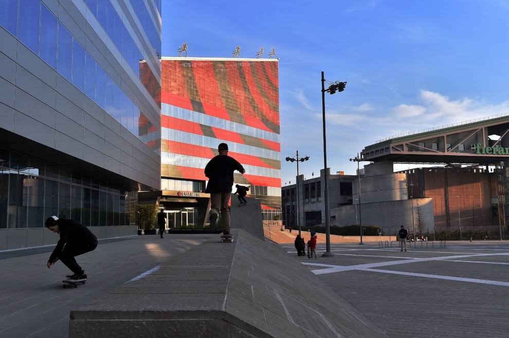 Gli acrobati dello skate nella piazza più grande di Milano la Repubblica